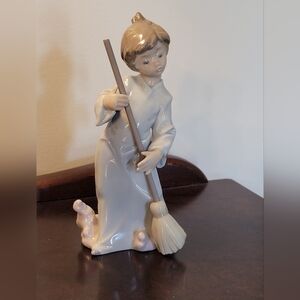 Lladro 5726 "Sweep Away the Clouds" Angel with Broom, Retired